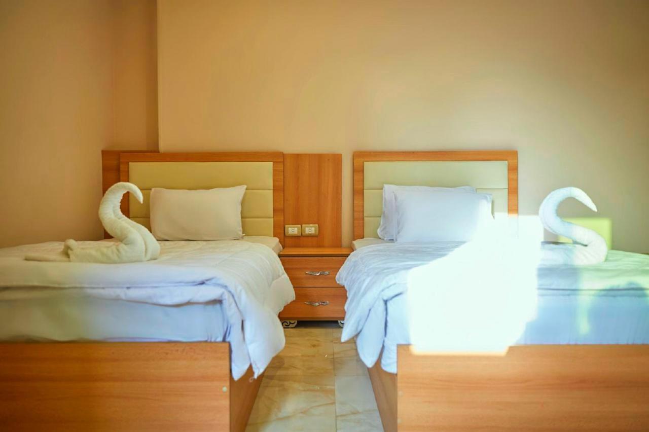 Grand Golden Pyramids View Hotel Kafret el-Gabal エクステリア 写真