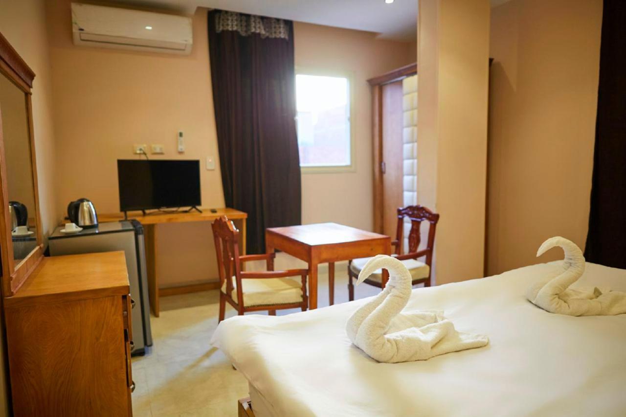 Grand Golden Pyramids View Hotel Kafret el-Gabal エクステリア 写真